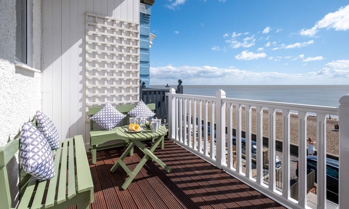 Aldeburgh Cabaña | Crag’s Nest - Seafront/Sea View Apartement - sleeps 4 guests in 2 bedrooms