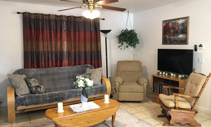 Craigmont Casa | Craigmont Getaway Get comfortable and enjoy plenty of space and cozy fireplace!