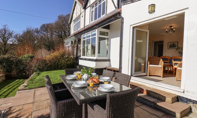 Sandsend Casa | CRAIGMORE, pet friendly, country holiday cottage in Sandsend