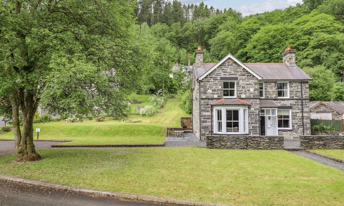 Betws-Y-Coed Casa | CRAIGSIDE, pet friendly, character holiday cottage in Betws-Y-Coed