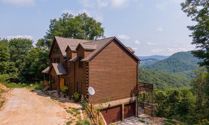 Frank Cabina | Cranberry View Lodge - VIEWS, Privacy, Gated Community, Game Table!