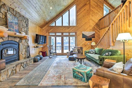 Crandon Casa | Crandon Cabin Getaway with Boat Dock and Deck!