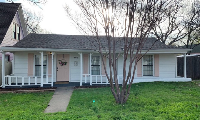McKinney Cabaña | Crape Myrtle Cottage in McKinney Historic District