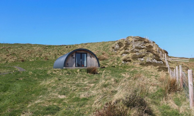 Isle of Luing Cabaña | CREAGS, pet friendly, with a garden in Cullipool, Isle Of Luing