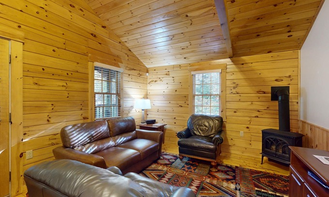 Northport Cabina | Create memories in this dog-friendly cabin w/fireplace, AC & near hiking
