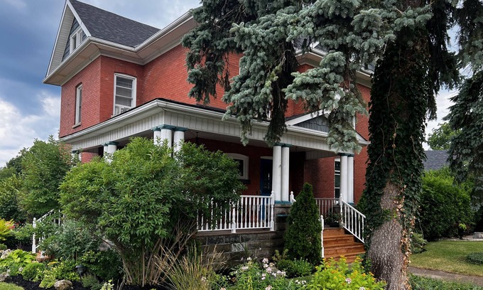 Kincardine Casa | Creative Retreat & Walk to the Beach!