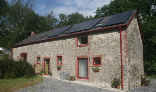Llansadwrn Apartamento | Creatively converted barn in accessible rural spot