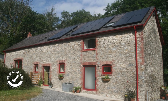 Llansadwrn Casa | Granero convertido de forma creativa en un refugio rural al alcance de la M4 / A40