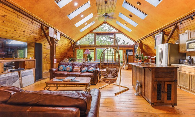 Auburn Apartamento | Creativity Nook: Rustic Studio 2 Mi to Owasco Lake