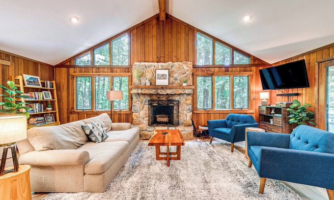 Pocono Pines Cabaña | Creek Access & Deck: Family Pocono Pines Cottage