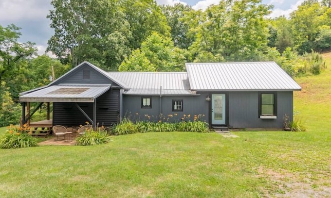 Newport Cabina | Creek House cabin with fire pit