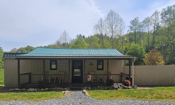 Hot Springs Cabaña | Creek Life Cottage is a place where you can relax and unwind on the creek.