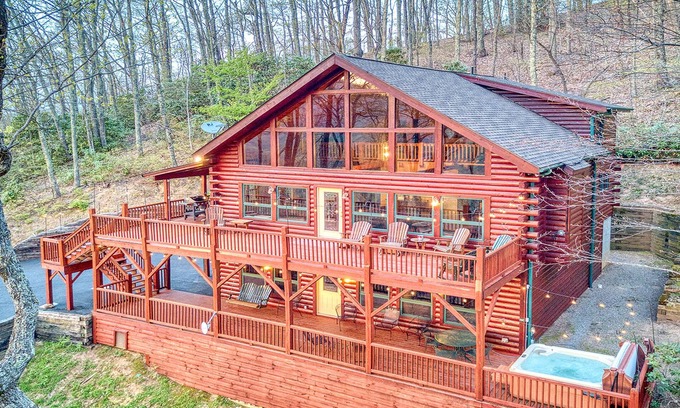 Waynesville Cabina | Creek'nWoods IV -Views-Decks-waterfall-sleeps 14