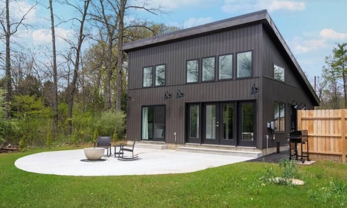 Schnecksville Cabaña | Creek Stay Cottage New Listing