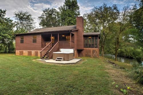 Ooltewah Casa | Creekfront Cabin Near Chattanooga with Hot Tub!