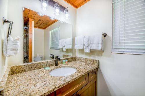 Pigeon Forge Casa | Creekfront Lodge By Avada Properties