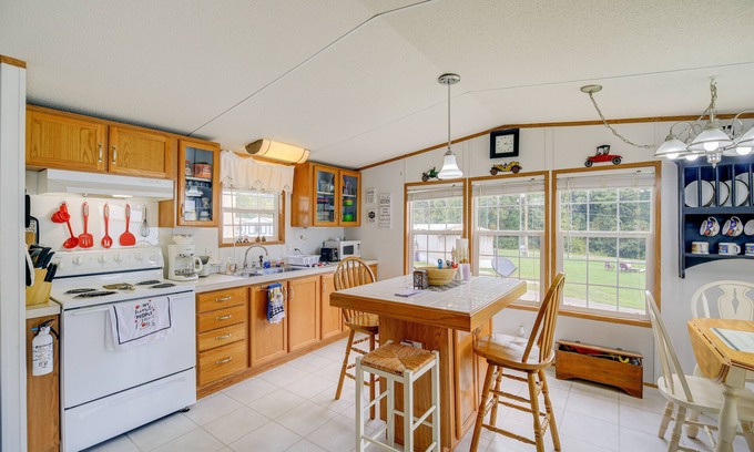 Max Meadows Casa | Creekfront Max Meadows Mobile Home with Deck!