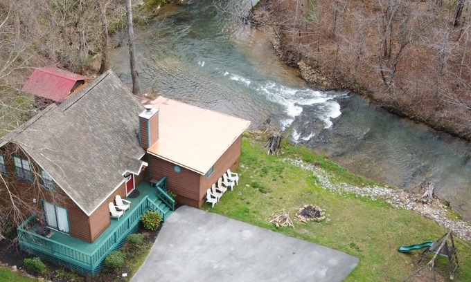 Gatlinburg - Pigeon Forge Cabaña | *** *** 1 Frente al arroyo. 3 acres *** *** romántica privada *** *** Wifi único *** *** Pond