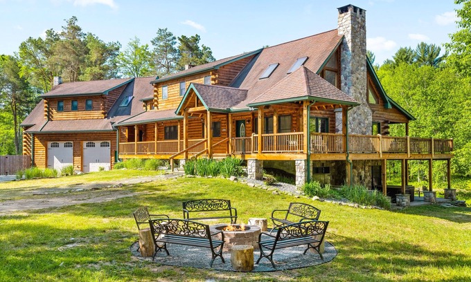 Gouldsboro Casa | Creekfront Log Mansion con piscina climatizada al aire libre y bañera de hidromasaje