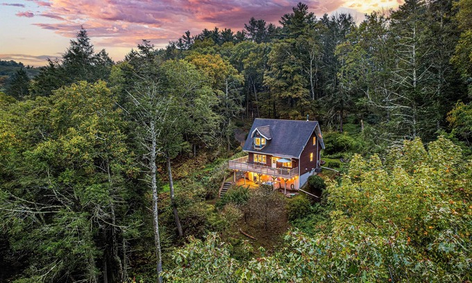 Milford Cabina | Creeks-4mins to Milford-Hot Tub-10 acres-Pinballs