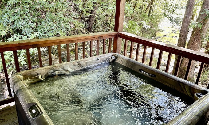 Townsend Cabina | Creekside 2 Bedroom Cabin by RedAwning
