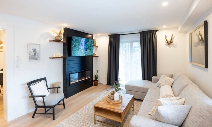 Whistler Creekside Apartamento | Creekside 2BR: AC, Patio + BBQ, Pool, Near Lakes!