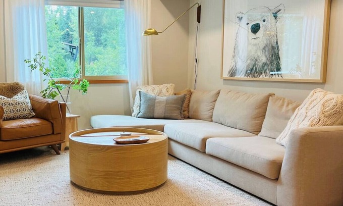 Whistler Creekside Apartamento | Creekside 2BR:Sleeps 6, Patio + BBQ & Free Parking,Pool, Near Shops and Lakes!