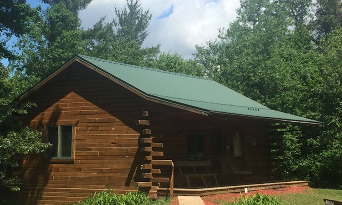 Black River Falls Cabina | Cabin Creekside Amish Log