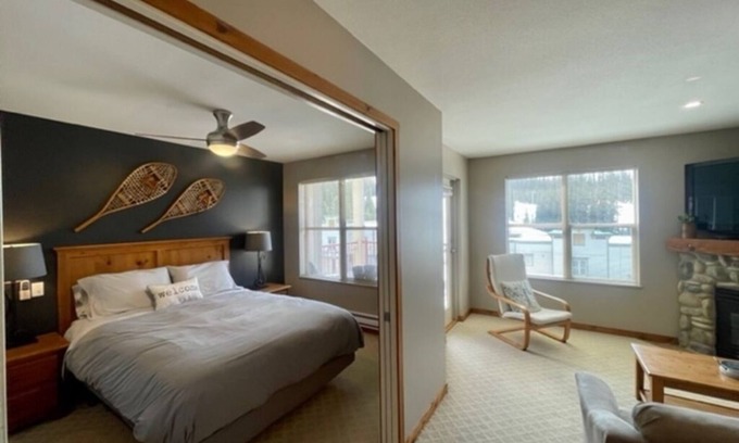 Silver Star Mountain Condominio | Creekside condo close to Tube Town & skating pond, gas fireplace, full kitchen