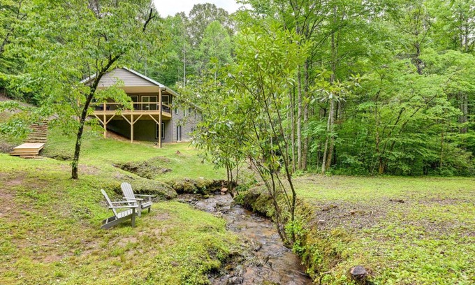 Franklin Casa | Creekside Cabin in Franklin about 8 Mi to Downtown!