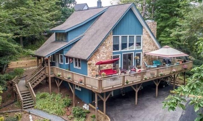 Newland Casa | Creekside Cabin in Linville with seasonal views of lake, golf access and large deck with hot tub!