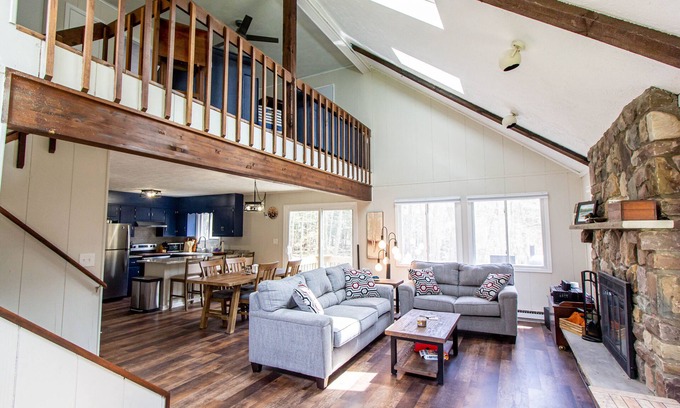 Gouldsboro Cabina | Creekside Cabin in Poconos Mountain Resort