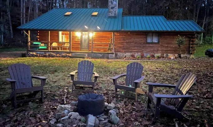 Pearisburg Cabina | Creekside Cabin in the Mountains