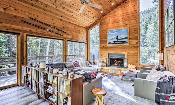 Downieville-Lawson-Dumont Cabina | Creekside Cabin: Mountain Views, Fireplace & Sauna