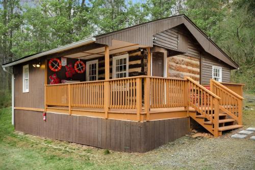 Mount Jackson Chalet De Esquí | Creekside Cabin w Hot Tub, Fire Pit, Grill, WiFi!