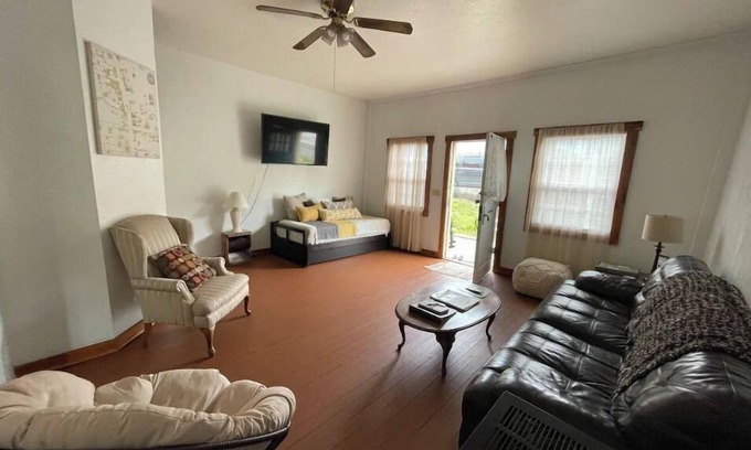 Rohnerville Casa | Creekside Cabin! Work Crews Welcome!