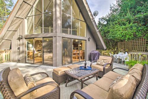 Manchester Casa | Creekside Chalet with Hidden Spa and Private Beach!