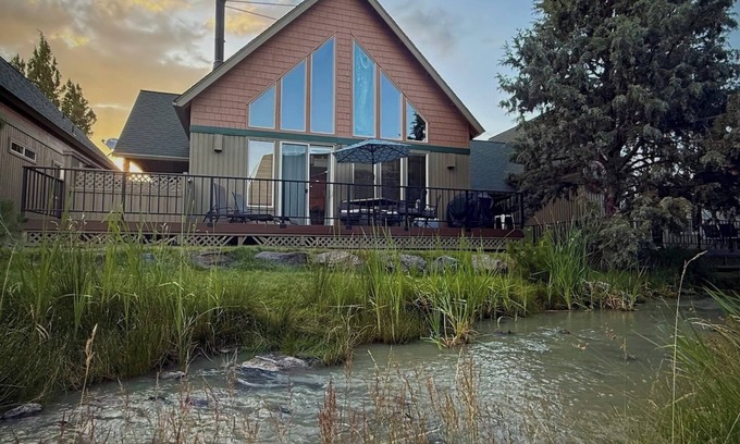 Redmond Chalet De Esquí | Creekside Chalet with private hot tub
