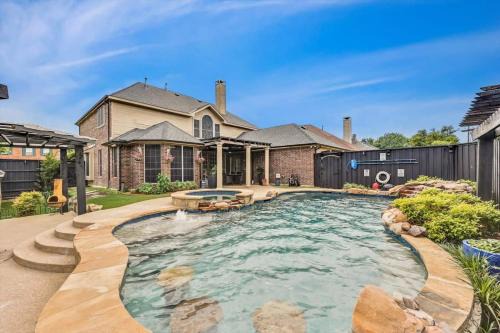Plano Casa | Creekside Charm w Pool Backyard Oasis Patio