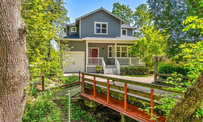 Sonoma Casa | Creekside Cottage ~ Gorgeous cottage just 3 blocks from the Historic Sonoma Plaz