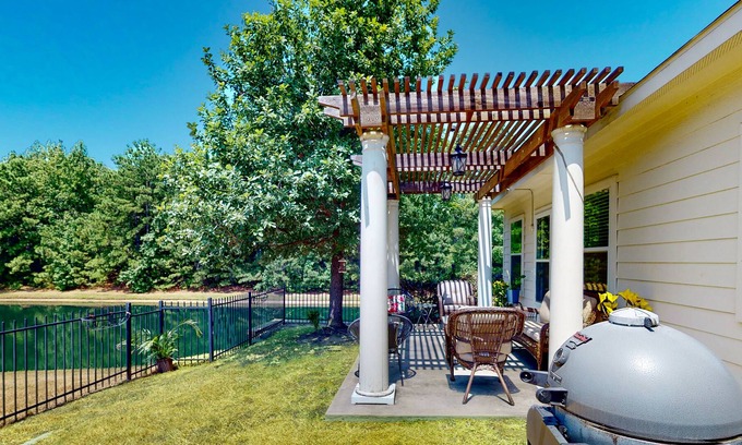 Conroe Casa | Creekside Cottage | House in Conroe