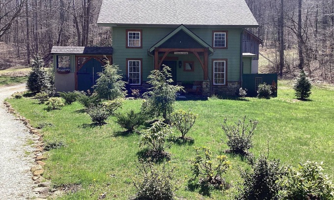 Franklin Cabaña | Creekside Cottage Quaint English cottage on 11 acres w/pond & 2 creeks