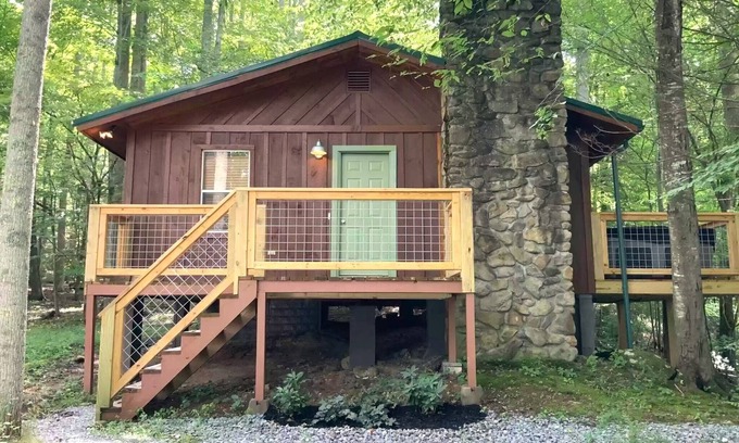 Cosby Cabina | Creekside Couple's Retreat at Cool Waters