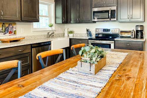 Hendersonville Casa | Creekside Farmhouse