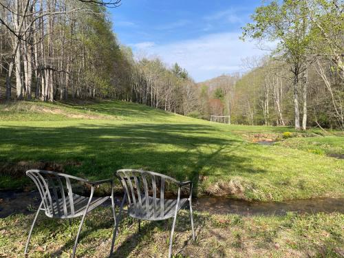 Boone Apartamento | Creekside Getaway - King Bed - Full Kitchen