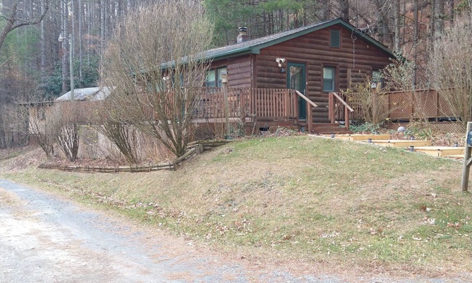 West Jefferson Cabina | Creekside Hideout