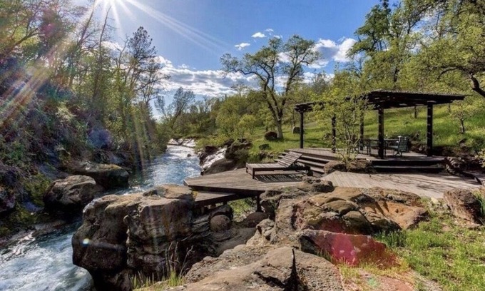 Shasta County Casa | Mountain House & Guest Suite con cascada privada, cerca de Lassen y Burney Falls