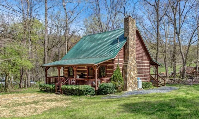 Cosby Cabina | Creekside, Hot Tub, Fire Pit, Fireplace, Quiet, Easy Access