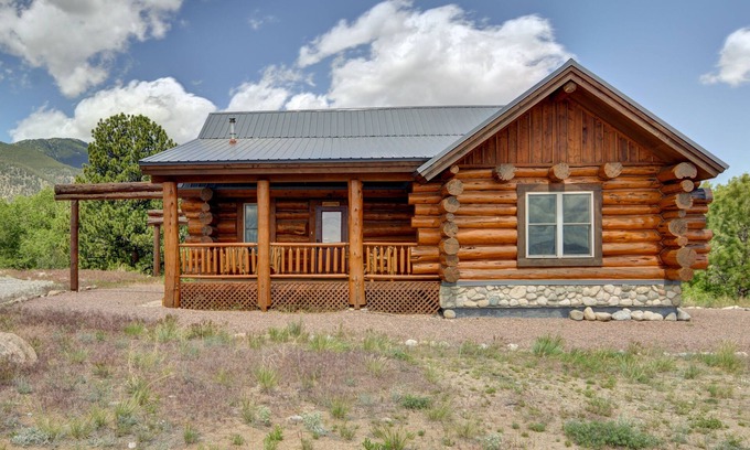 Buena Vista Cabina | Creekside Log Cabin- conveniently located and direct creek access