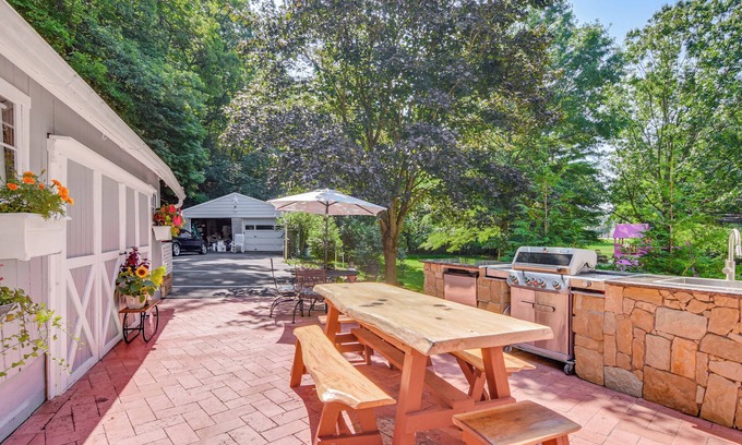 Milford Apartamento | Creekside Milford Studio w/ Gas Grill + Mtn Views!